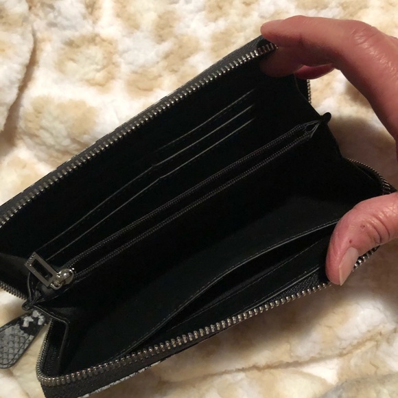 Guess snake pattern zip around wallet - Picture 2 of 3